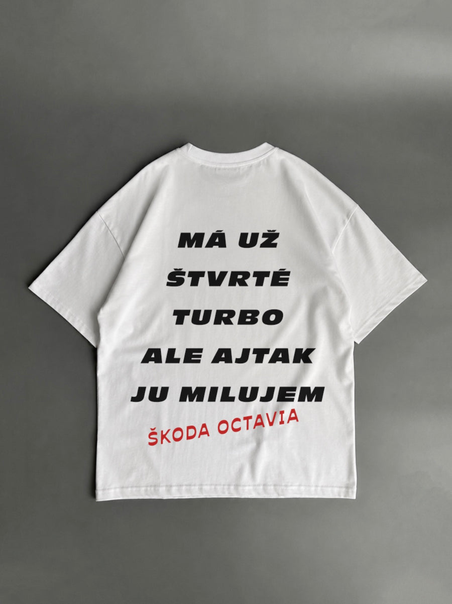 Má už štvrté turbo, ale aj tak ju milujem – Škoda Octavia – biele oversized tričko s potlačou