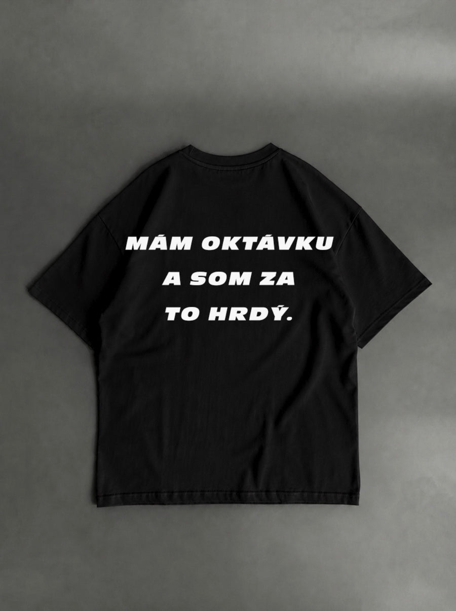 Mám Oktávku a som na to hrdý – čierne oversized tričko s potlačou