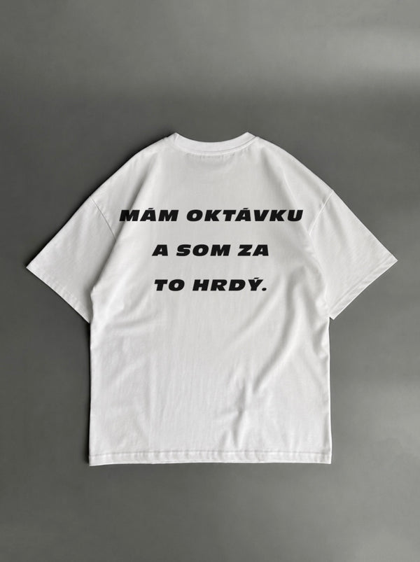 Mám Oktávku a som na to hrdý – biele oversized tričko s potlačou