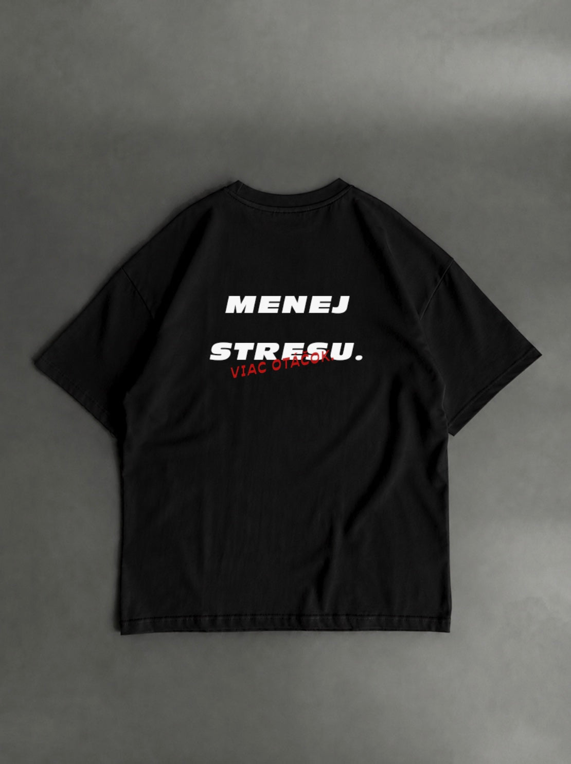 Menej stresu. Viac ciest – čierne oversized tričko s potlačou