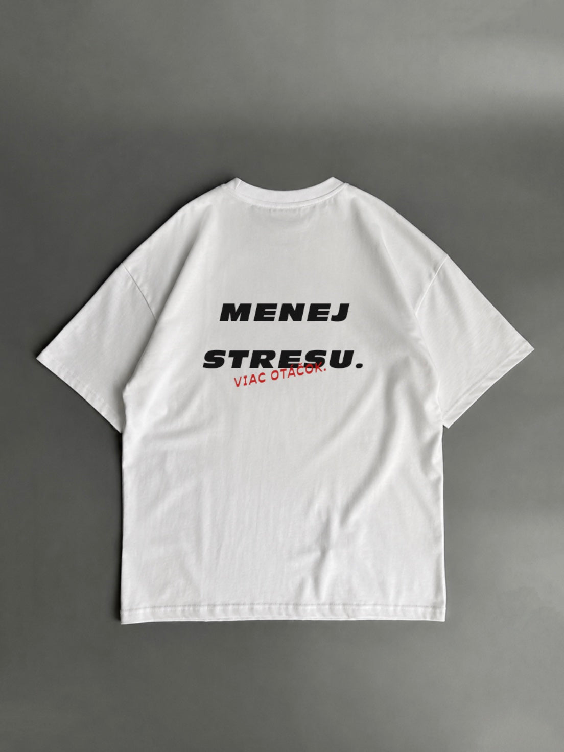 Menej stresu. Viac ciest – biele oversized tričko s potlačou