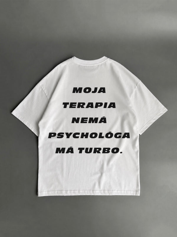 Moja terapia nemá psychológa, má turbo – biele oversized tričko s potlačou