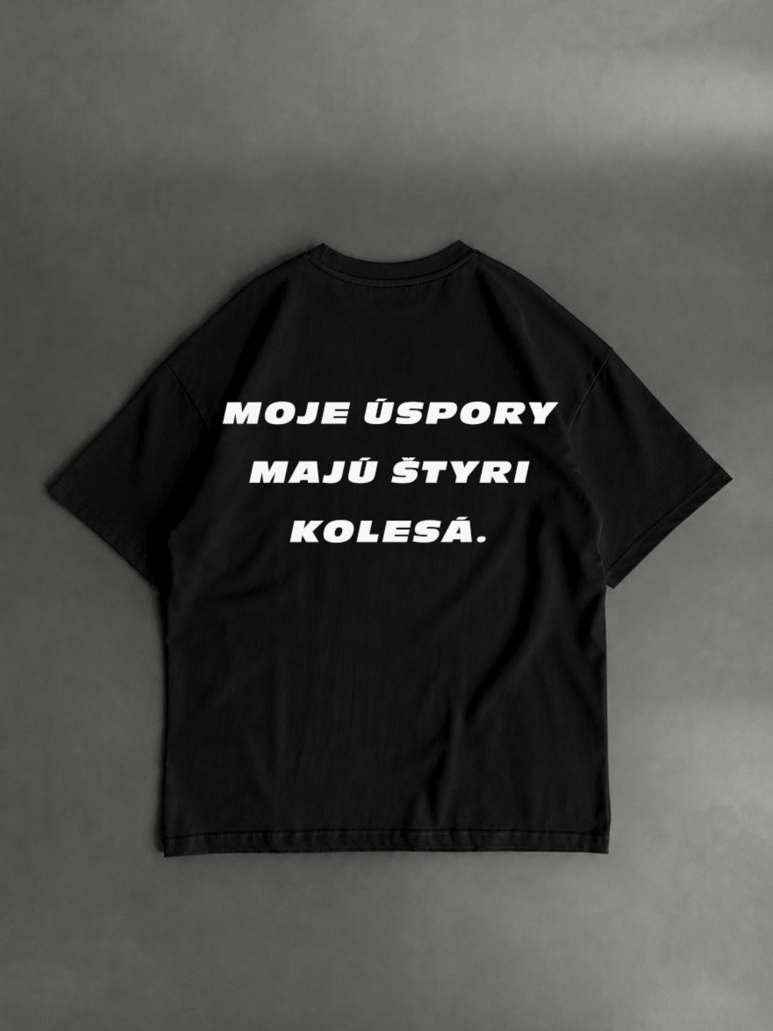 Moje úspory majú štyri kolesá – čierne oversized tričko s potlačou