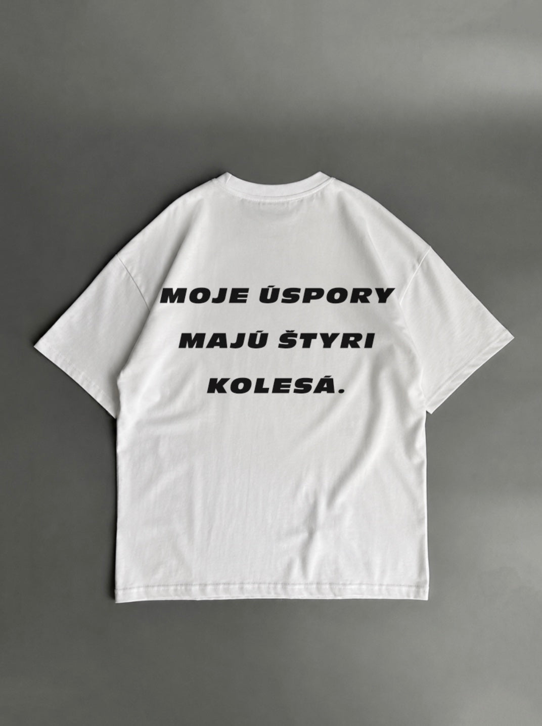 Moje úspory majú štyri kolesá – biele oversized tričko s potlačou