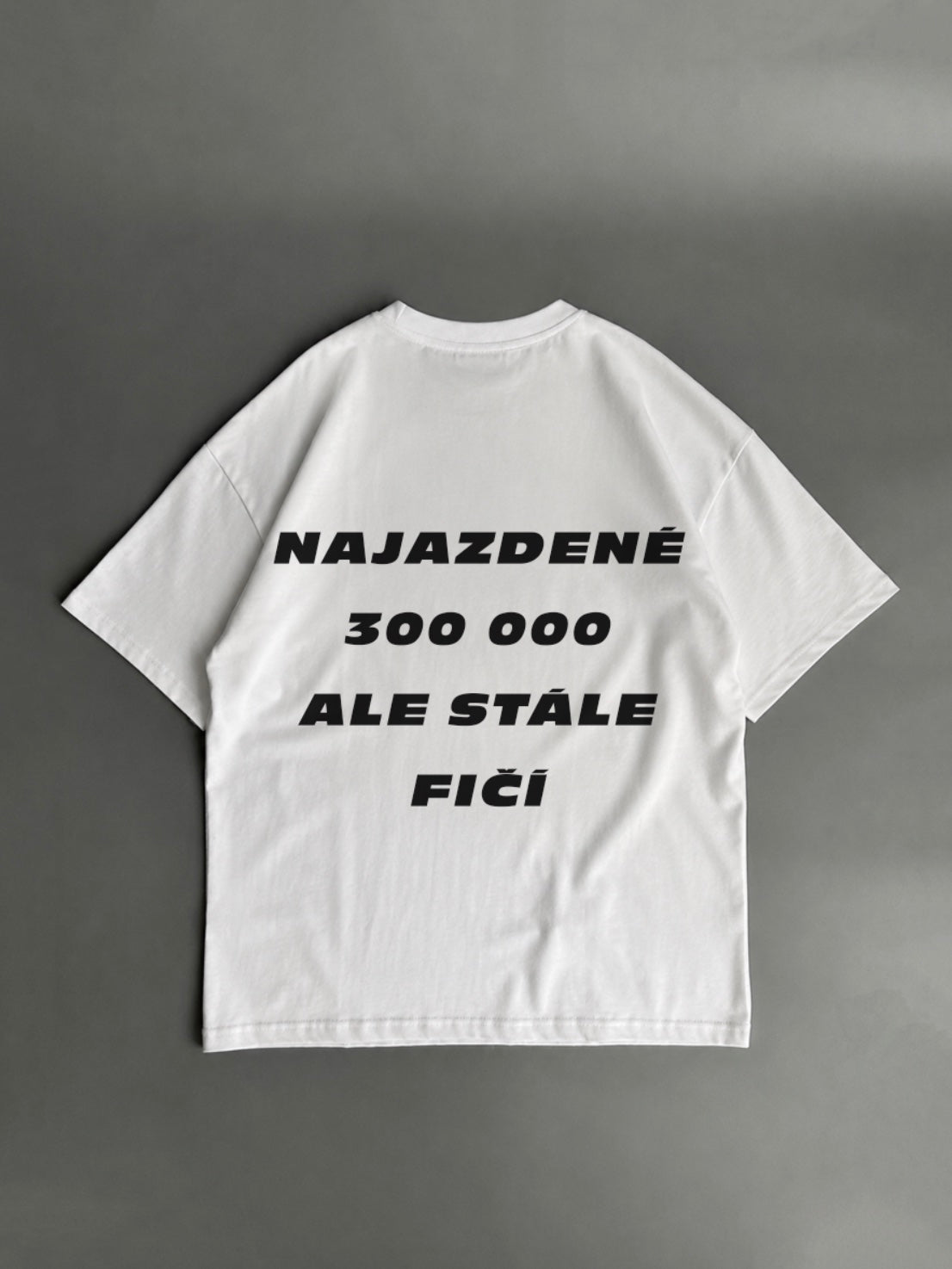 Najazdené 300 000, ale stále fičí – biele oversized tričko s potlačou