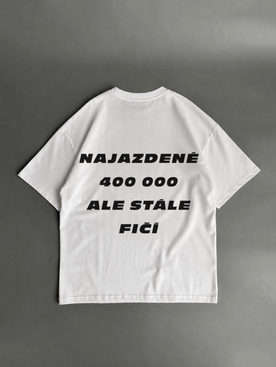 Najazdené 400 000, ale stále fičí – biele oversized tričko s potlačou