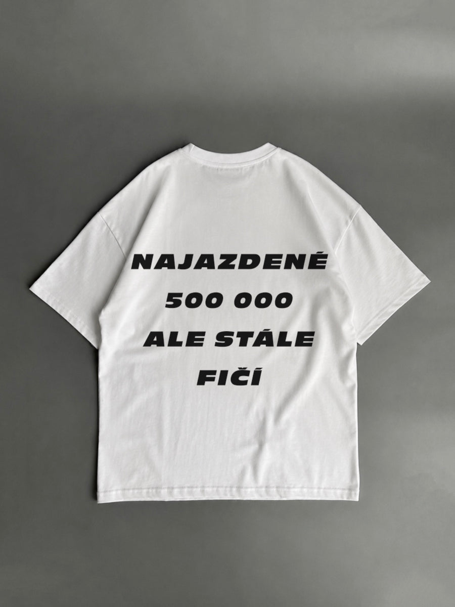 Najazdené 500 000, ale stále fičí – biele oversized tričko s potlačou