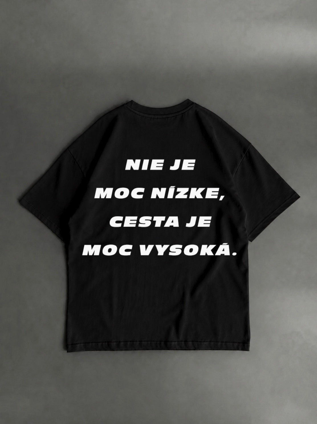 Nie je príliš nízke, cesta je príliš vysoká – čierne oversized tričko s potlačou