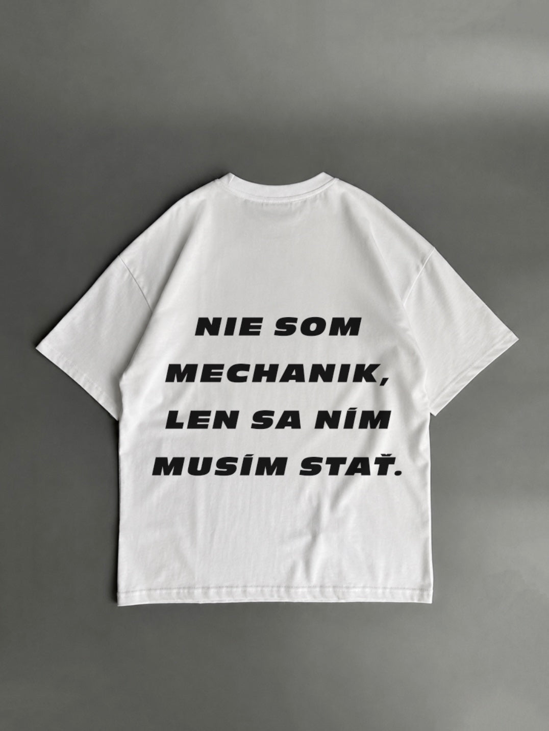 Nie som mechanik, len sa ním musím stať – biele oversized tričko s potlačou