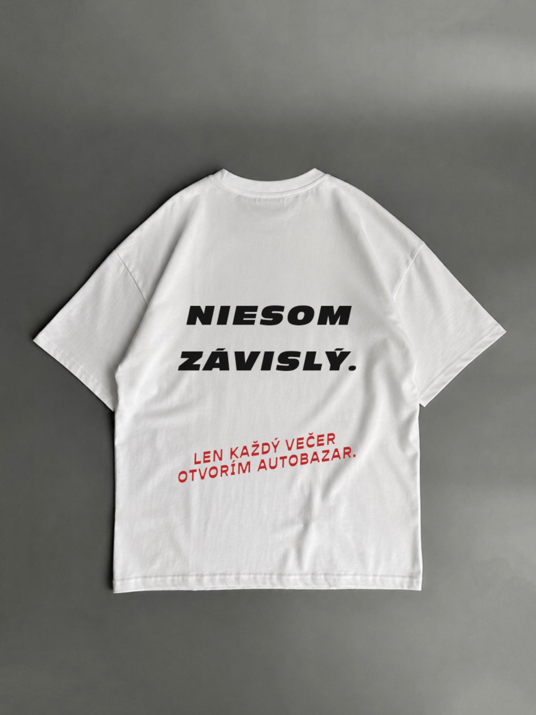 Nie som závislý. Len každý večer otvorím Autobazár – biele oversized tričko s potlačou