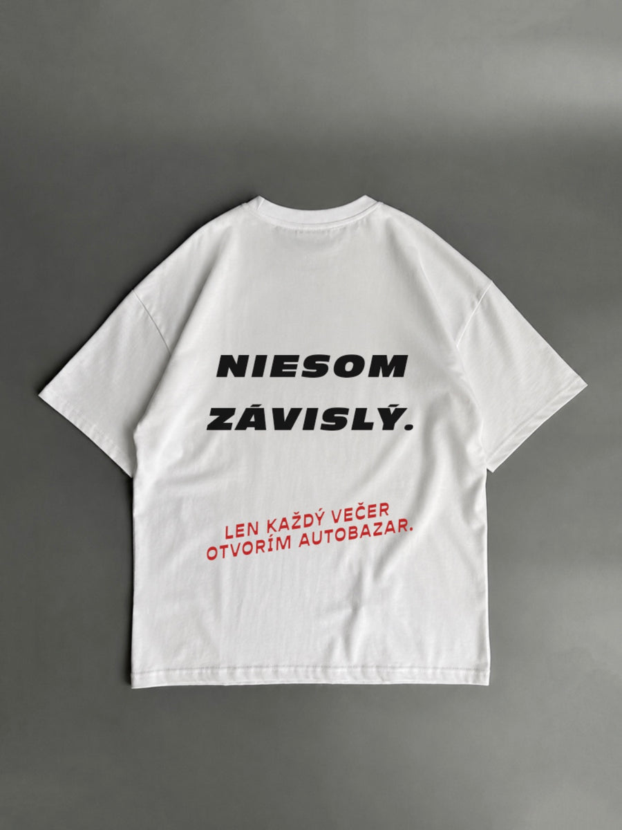 Nie som závislý. Len každý večer otvorím Autobazár – biele oversized tričko s potlačou