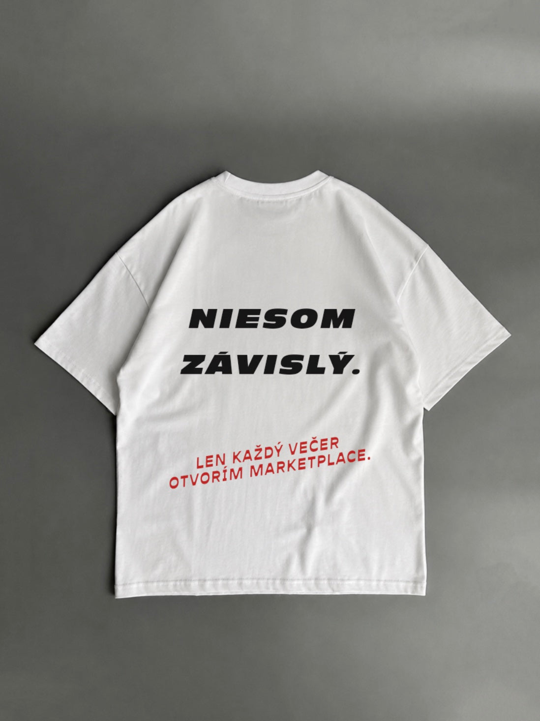 Nie som závislý. Len každý večer otvorím Marketplace – biele oversized tričko s potlačou