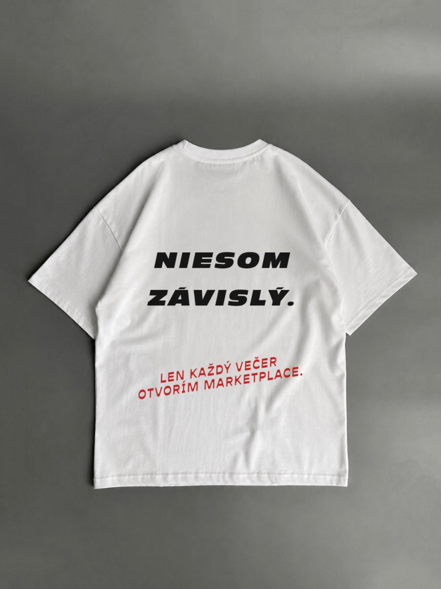 Nie som závislý. Len každý večer otvorím Marketplace – biele oversized tričko s potlačou