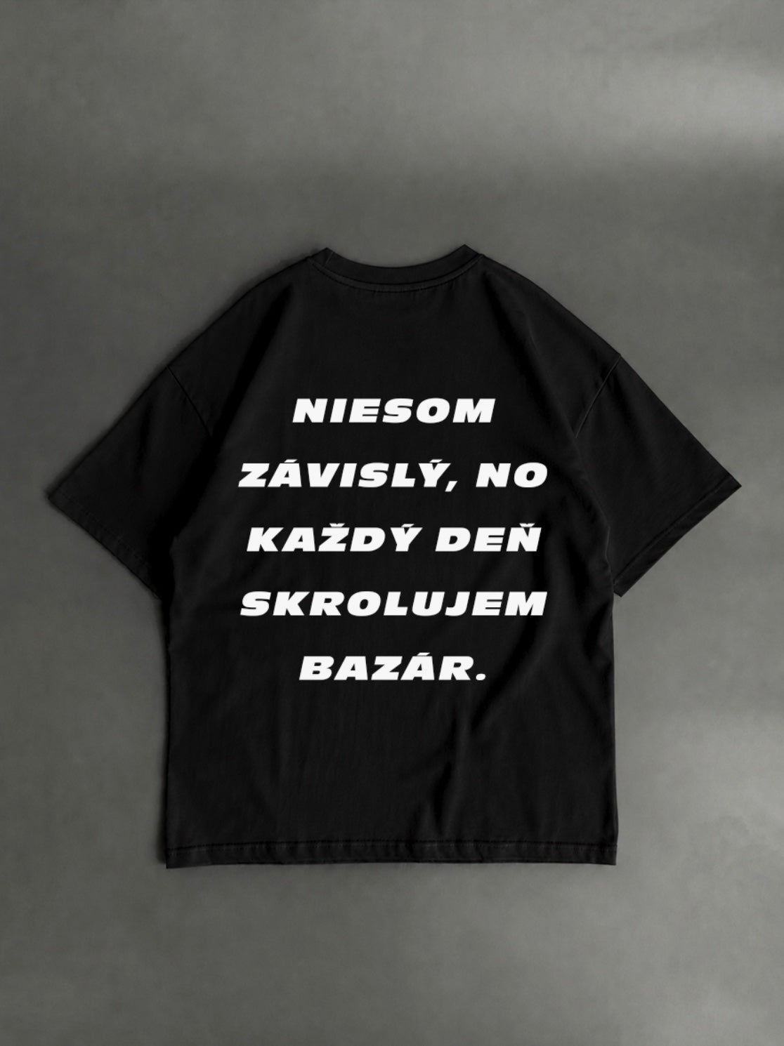 Nie som závislý, no každý deň scrollujem bazár – čierne oversized tričko s potlačou