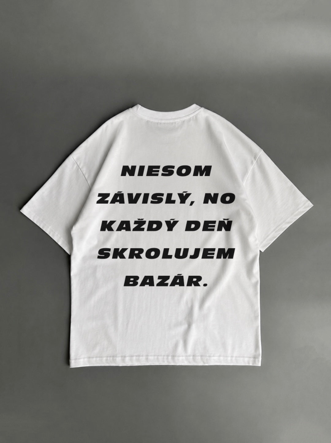 Nie som závislý, no každý deň scrollujem bazár – biele oversized tričko s potlačou