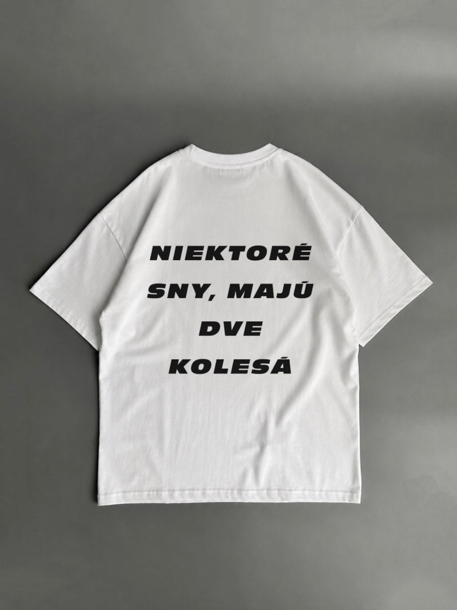 Niektoré sny majú dve kolesá – biele oversized tričko s potlačou