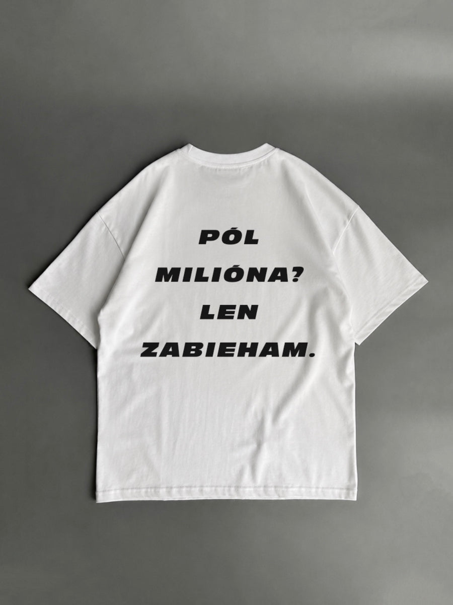 Pol milióna? Len zabieham – biele oversized tričko s potlačou