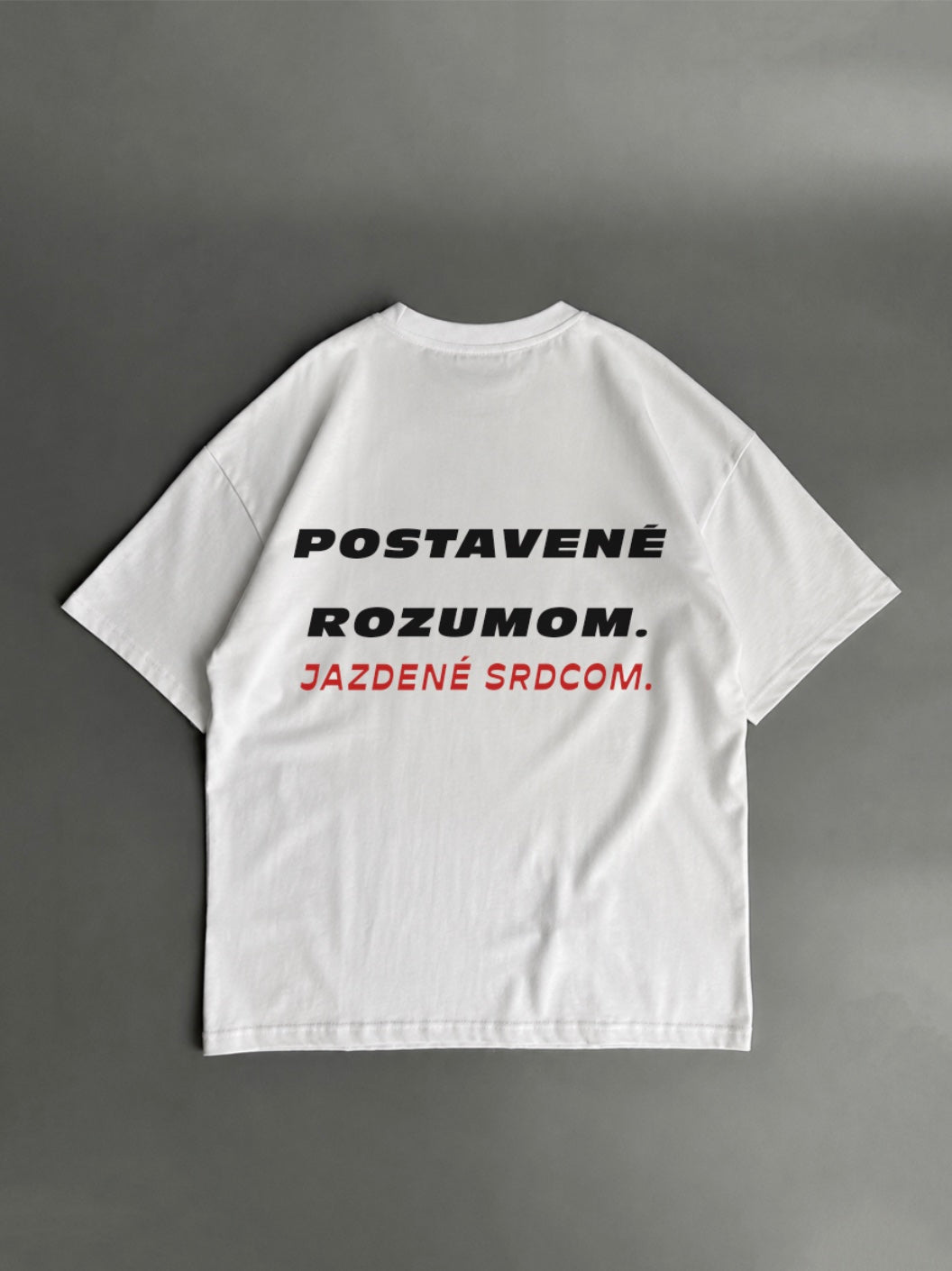 Postavené rozumom. Jazdené srdcom – biele oversized tričko s potlačou