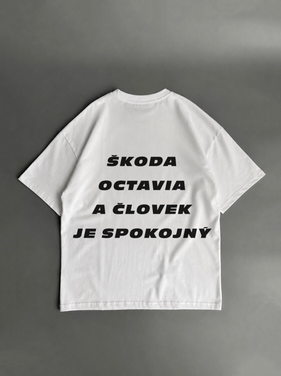 Škoda Octavia a človek je spokojný – biele oversized tričko s potlačou