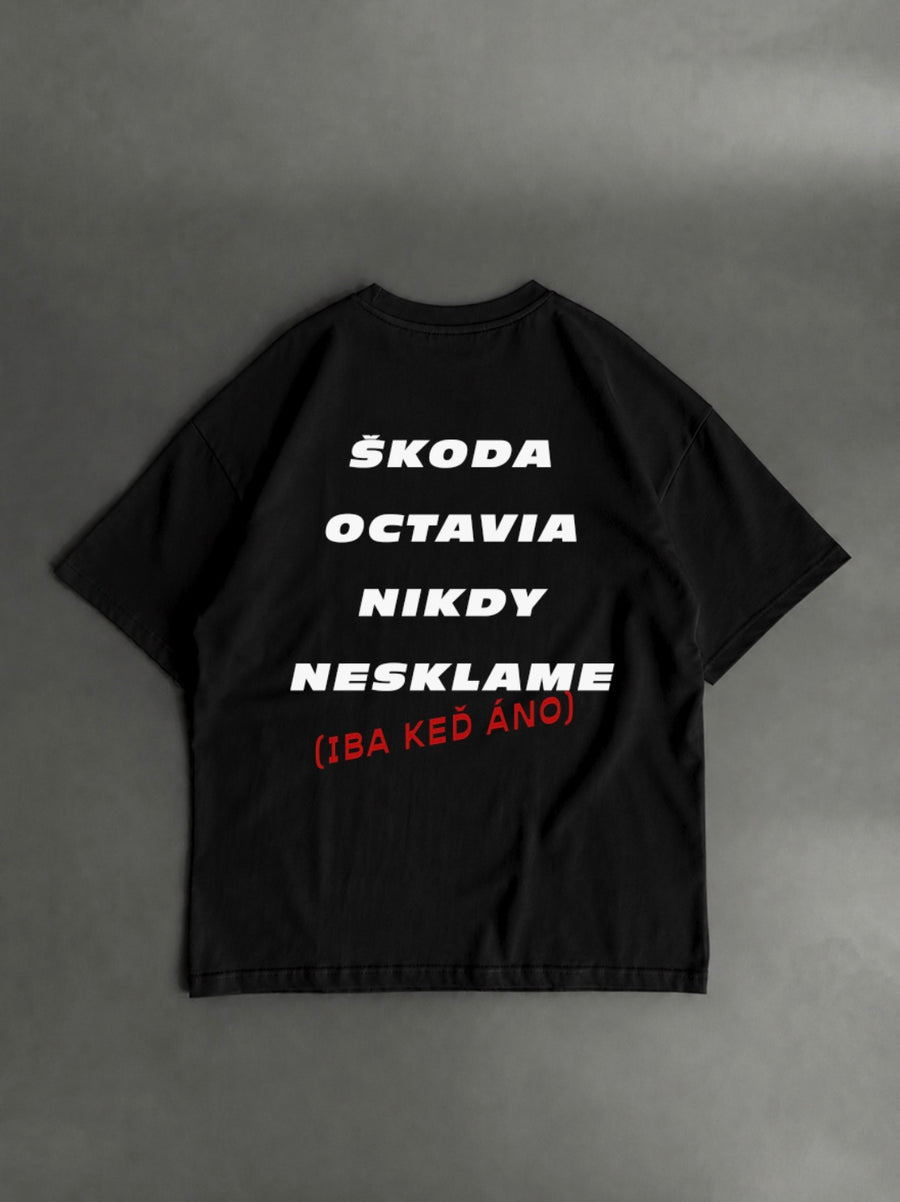 Škoda Octavia nikdy nesklame – iba keď áno – čierne oversized tričko s potlačou