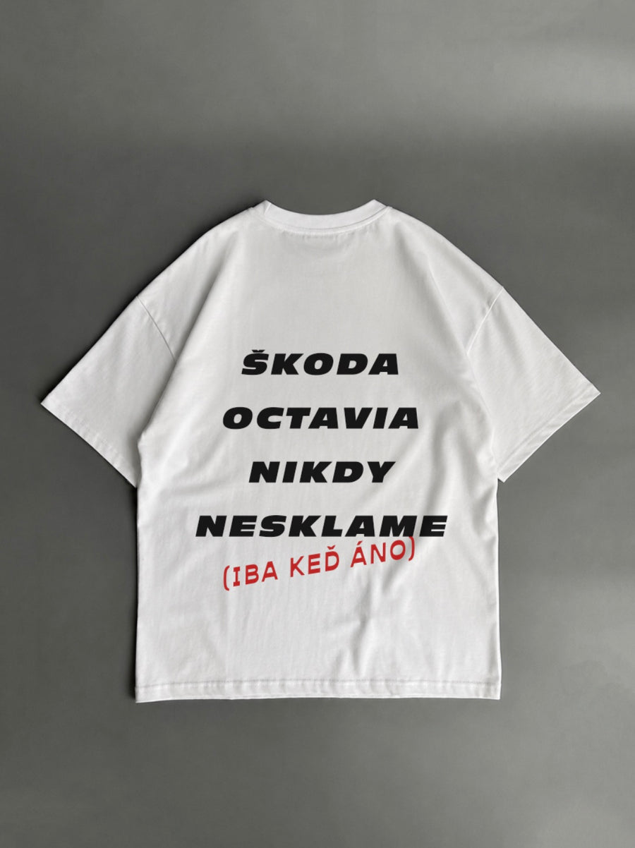 Škoda Octavia nikdy nesklame – iba keď áno – biele oversized tričko s potlačou