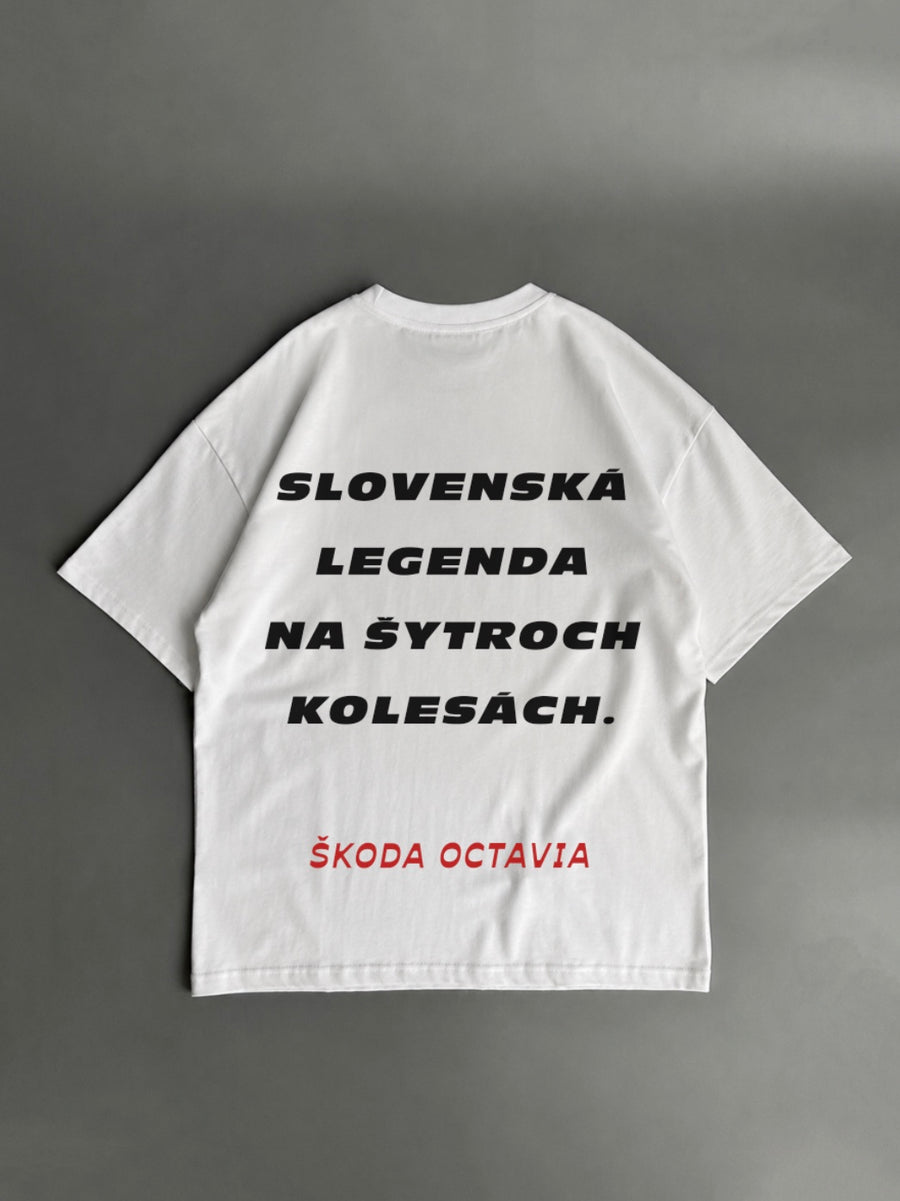 Slovenská legenda na štyroch kolesách – Škoda Octavia – biele oversized tričko s potlačou