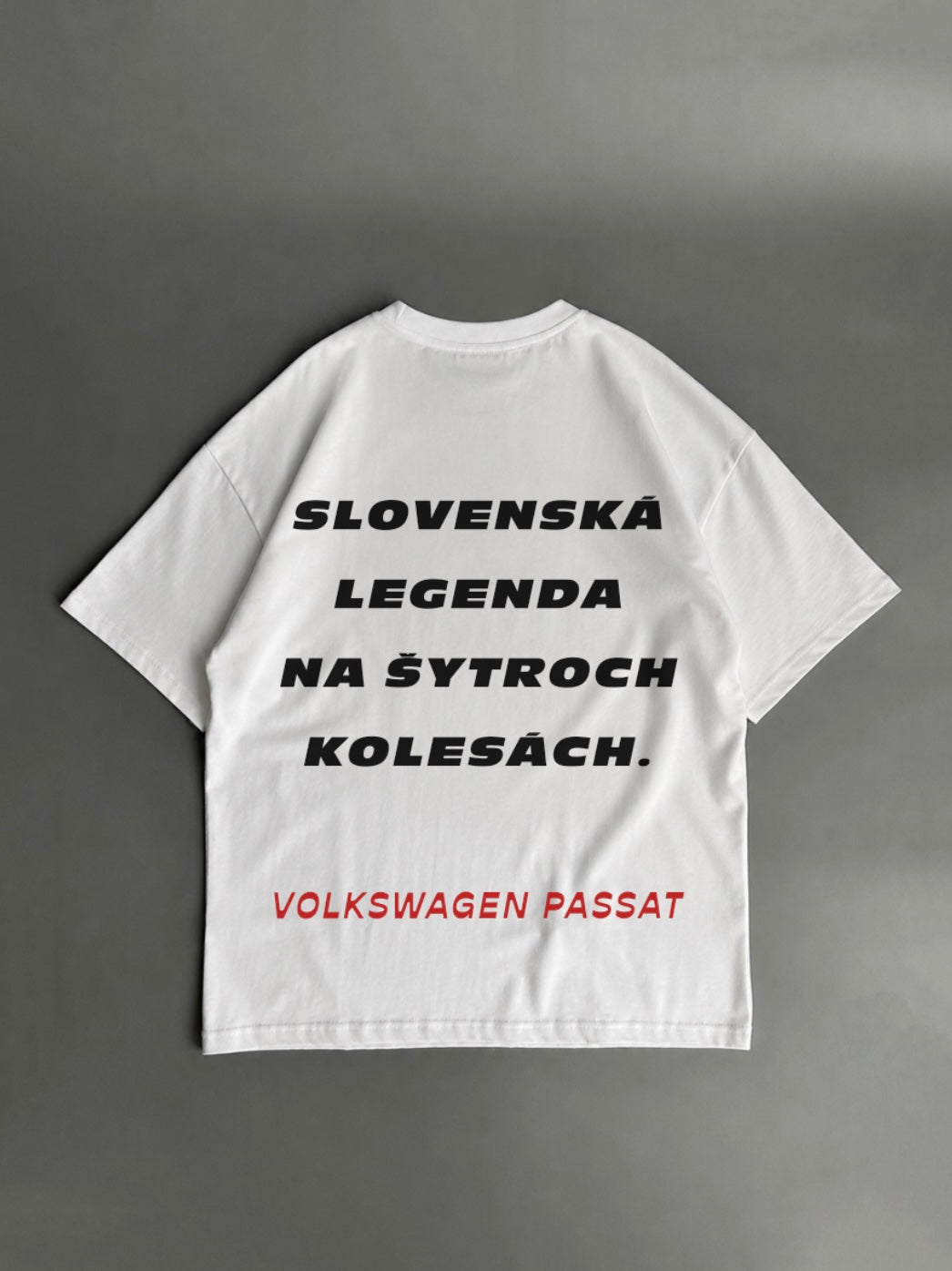 Slovenská legenda na štyroch kolesách – Volkswagen Passat – biele oversized tričko s potlačou