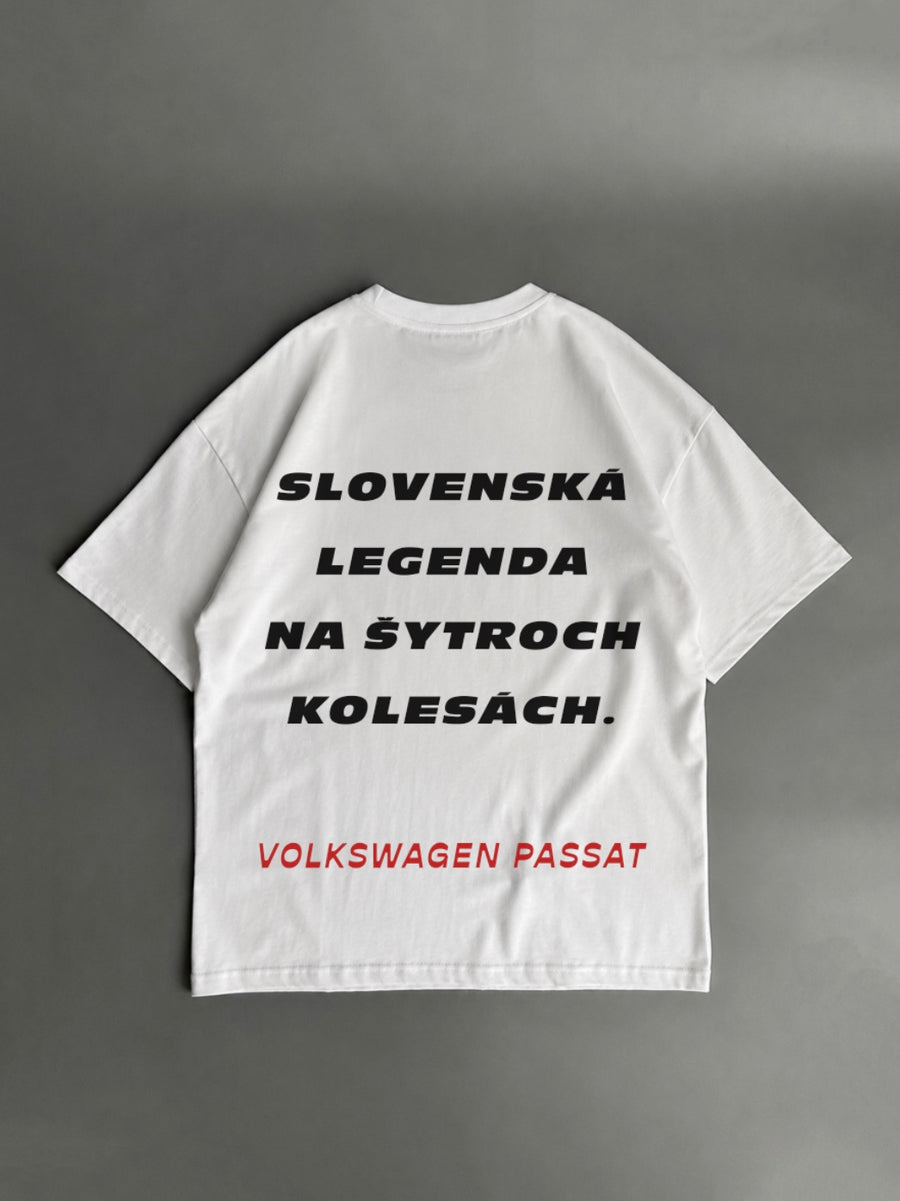 Slovenská legenda na štyroch kolesách – Volkswagen Passat – biele oversized tričko s potlačou