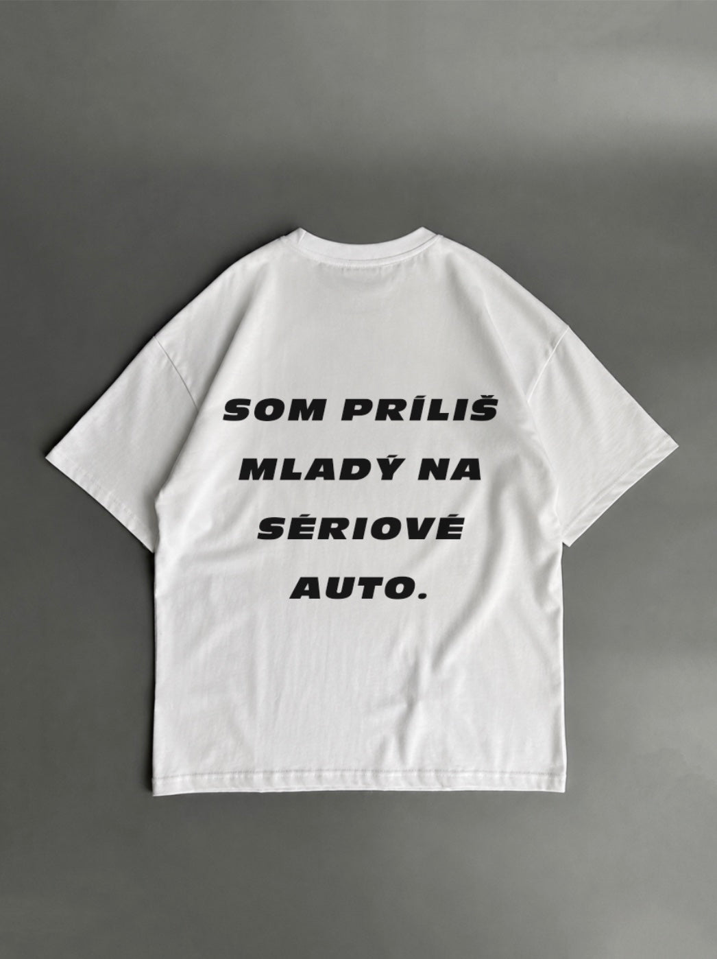 Som príliš mladý na sériové auto – biele oversized tričko s potlačou