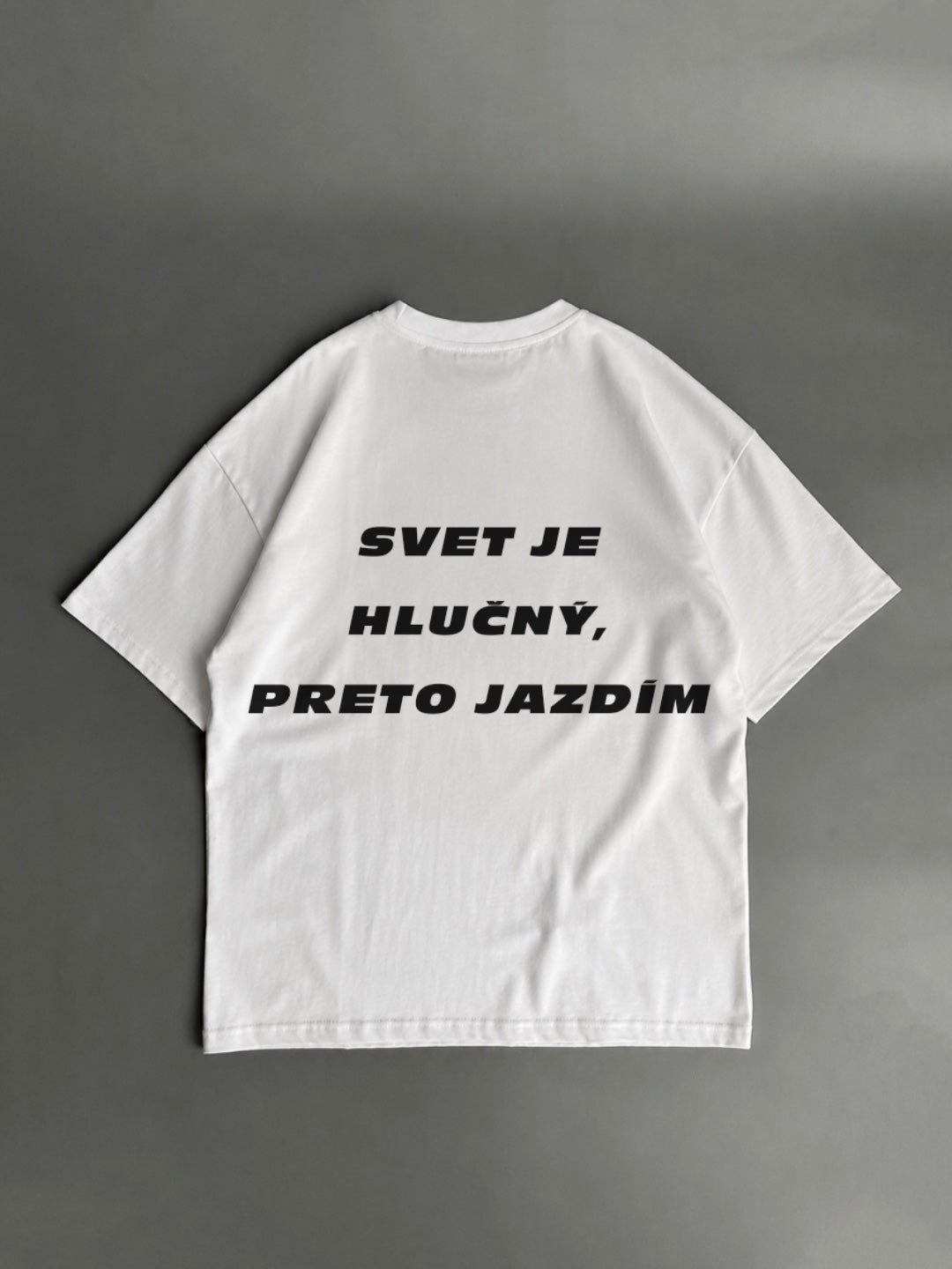 Svet je hlučný, preto jazdím – biele oversized tričko s potlačou