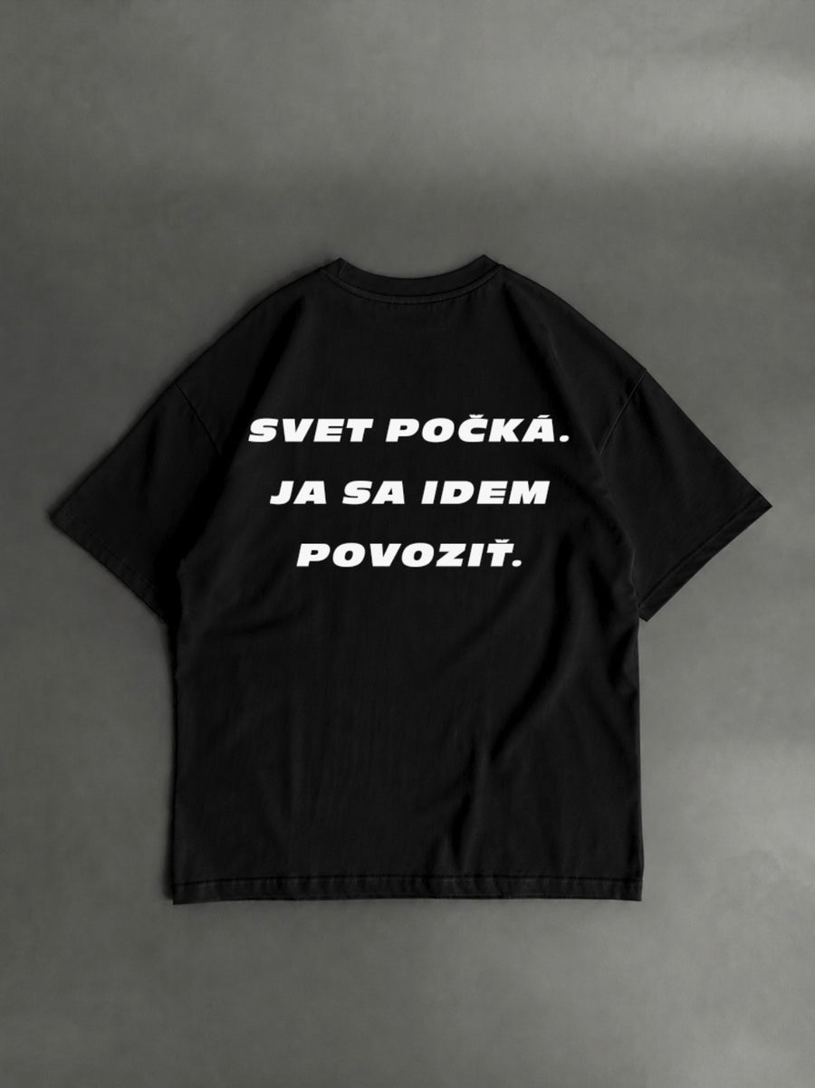 Svet počká. Ja sa idem povoziť – čierne oversized tričko s potlačou