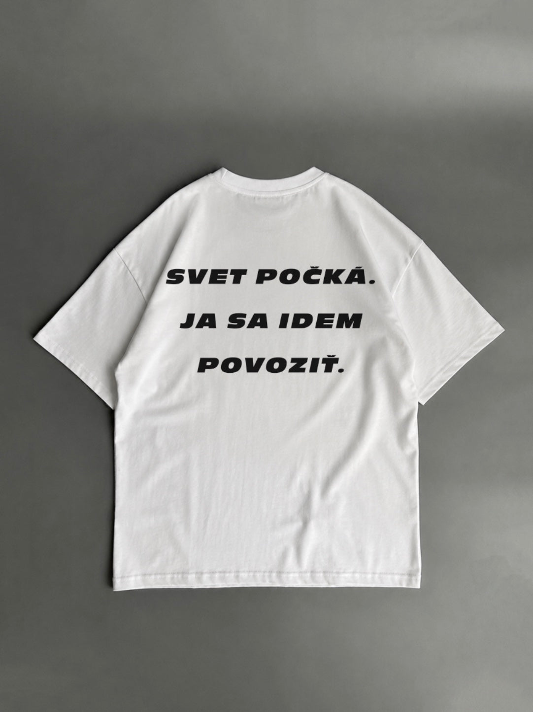 Svet počká. Ja sa idem povoziť – biele oversized tričko s potlačou