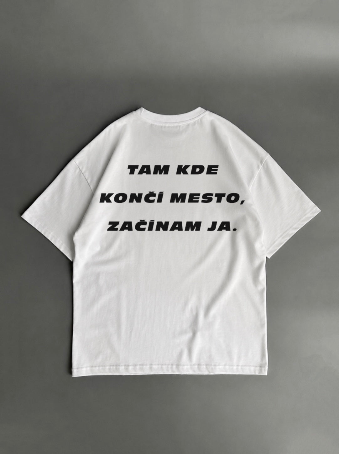 Tam, kde končí mesto, začínam ja – biele oversized tričko s potlačou