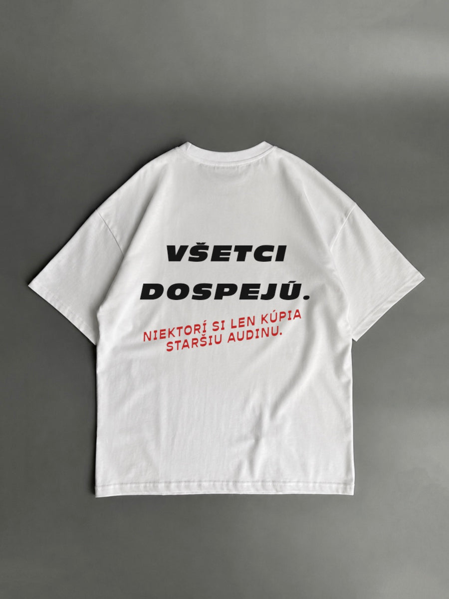 Všetci dospejú – niektorí si len kúpia staršie Audi – biele oversized tričko s potlačou
