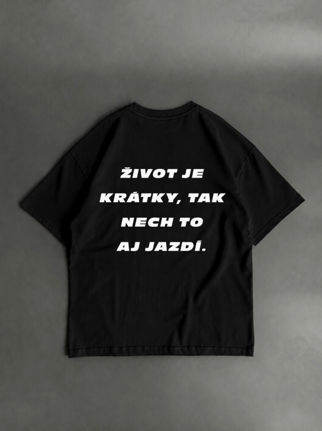 Život je krátky, tak nech to aj jazdí – čierne oversized tričko s potlačou