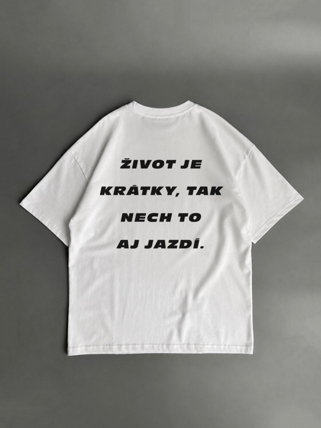 Život je krátky, tak nech to aj jazdí – biele oversized tričko s potlačou