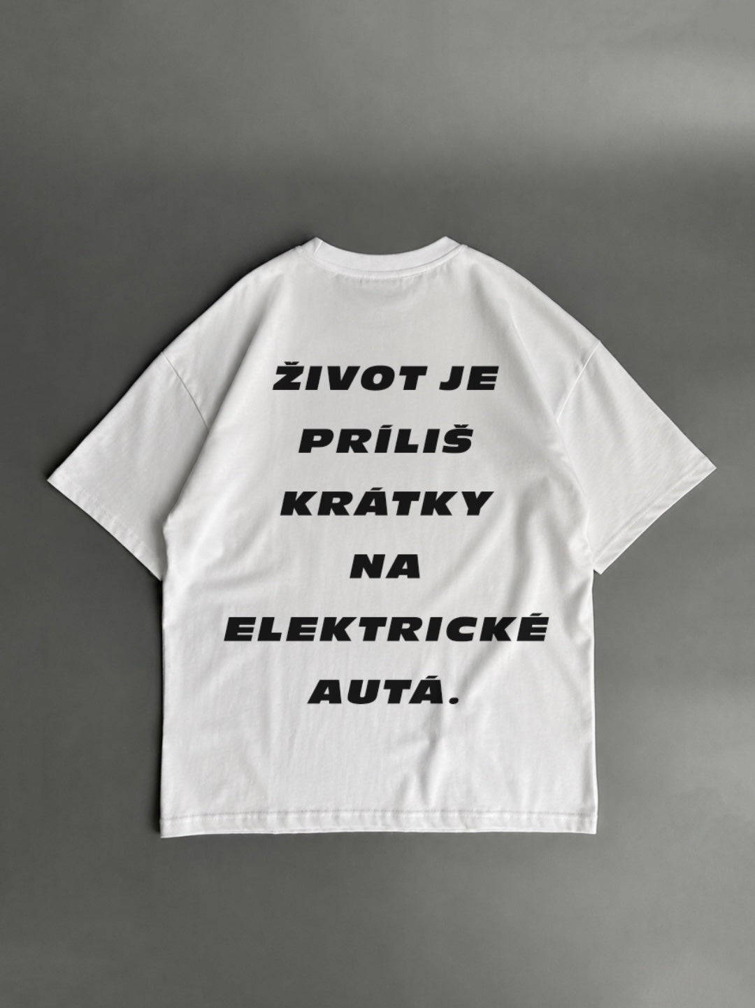 Život je príliš krátky na elektrické autá – biele oversized tričko s potlačou