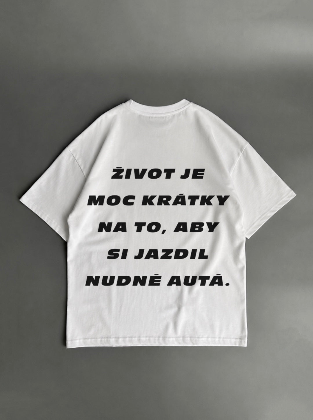 Život je príliš krátky na nudné autá – biele oversized tričko s potlačou